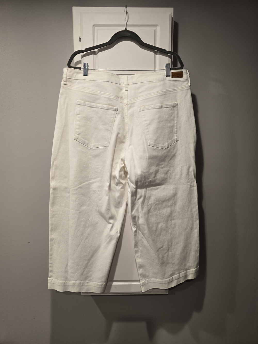 crown & ivy White Wide Leg Ankle Cropped Jeans - Picture 3 of 3
